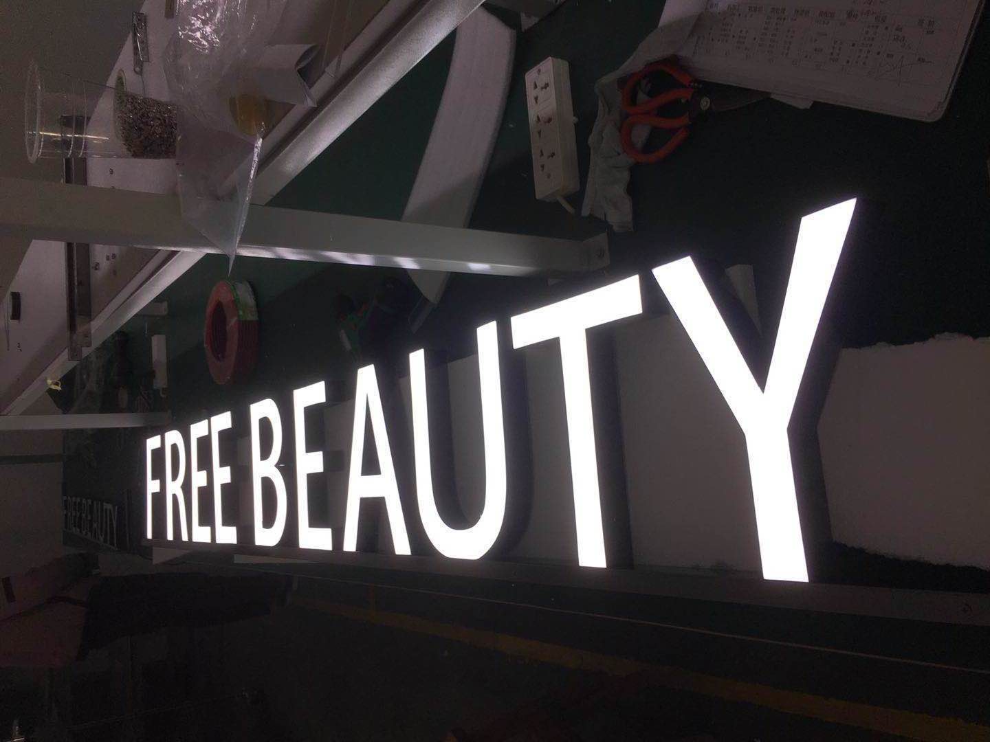 商店招牌對消費者的視覺刺激和心理影響是很重要的